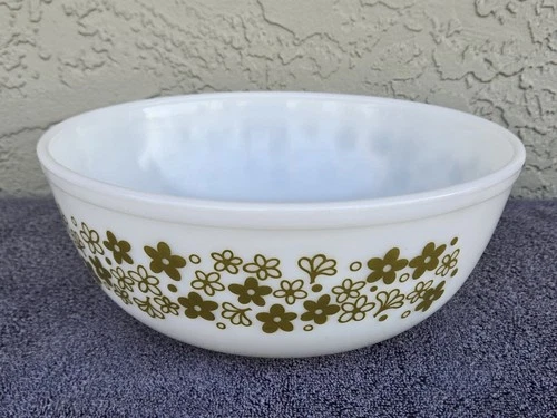 Pyrex Spring Blossom Crazy Daisy 404 Mixing / Serving Bowl ~ Superb Condition