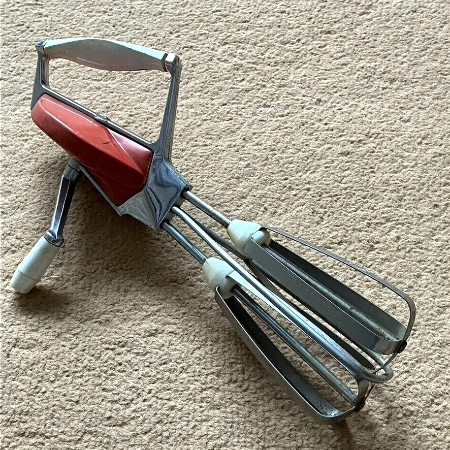 Hand operated rotary whisk