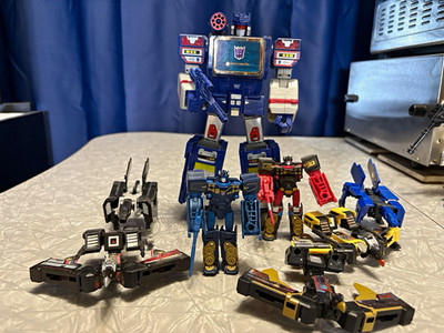 Hasbro Transformers Titans Return Soundwave w/7 cassettes