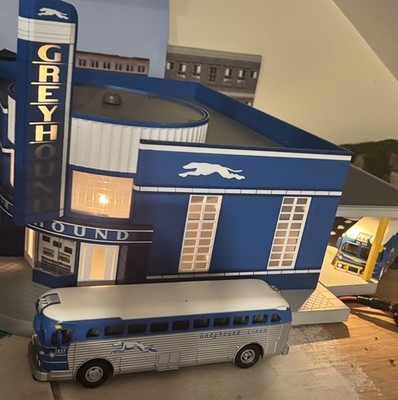 MTH Rail King 30-9040 Greyhound Bus Station O Scale, lighted & 2 Greyhound Buses