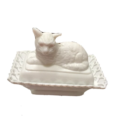 VINTAGE WESTMORELAND MILK GLASS CAT ON A LACE BASKET  EASTER