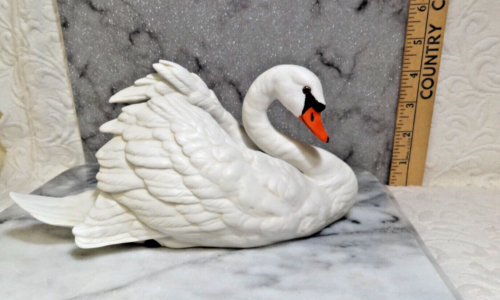HOMCO Swan  Figurine Porcelain 1995 Graceful Reflections Hand Painted Porcelain - Picture 1 of 5