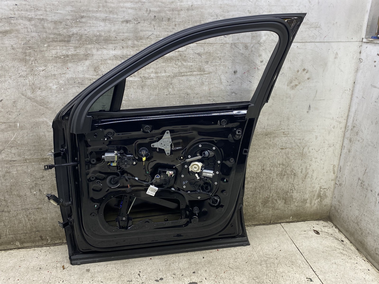 2015-2020 BENTLEY BENTAYGA OEM RH FRONT RIGHT PASSENGER DOOR SHELL W/O GLASS