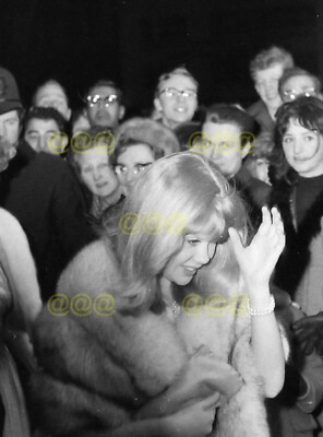 Foto - Hayley Mills kommt zur Premiere von ''The Chalk Garden'', London, 1964