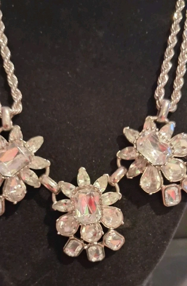 Collar Banana Republic Tono Plateado Grueso Cristal Transparente Flor Distintivo 17-19" Foto 2 de 4