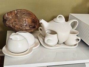 Set à Saké En Céramique Blanche Peter Saenger - Occasion Avec Légère Décoloration Du Plateau