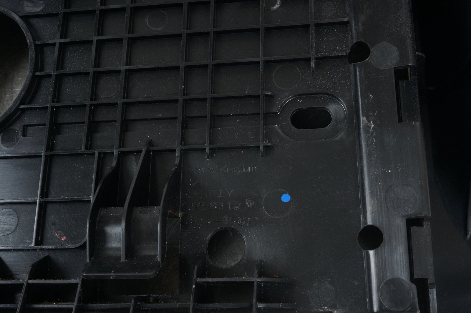 11-20 BENTLEY MULSANNE FRONT LEFT SEAT BACK COVER PANEL