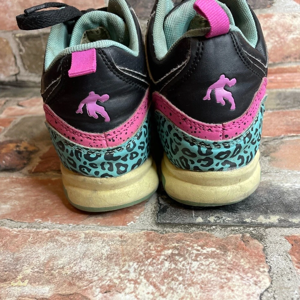 Tenis de baloncesto negros de caña alta con estampado de guepardo rosa y azul talla 4 AND1 Foto 4 de 4