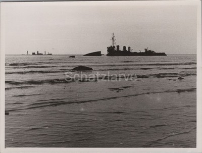 Foto, Wk2, Schiff am Strand in Dünkirchen Frankreich, 1940 (MJ-163)