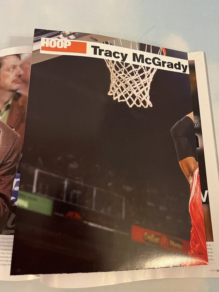 Revista Hoop enero/febrero 2009 Amare Stoudemire con póster de Tracy McGrady Foto 4 de 4