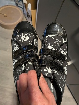 NEU Süße Schwarze Schuhe Mit Totenköpfen+ Sterne