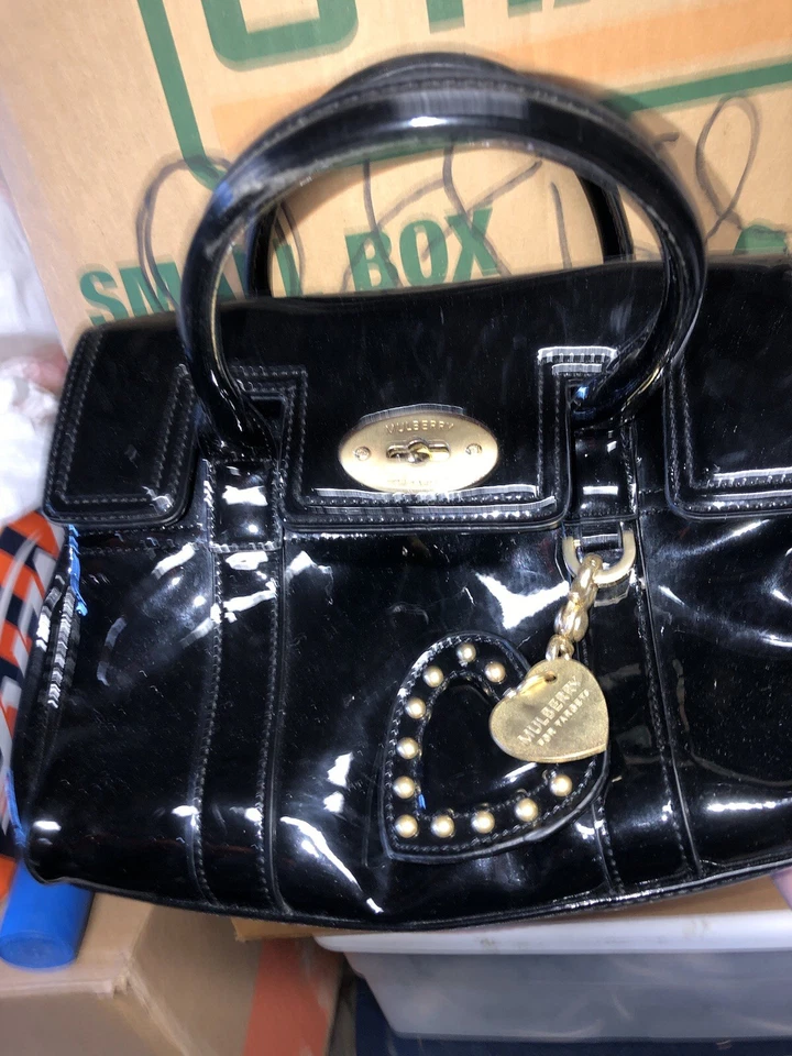 Cartera negra morera para target charol RARA con dije de corazón y herrajes dorados Foto 2 de 4