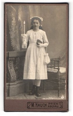 Fotografie M. Hauch, Prien, junges Mädchen zur Erstklommunion mit Kerze und Säc 