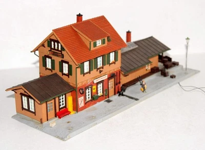 KIBRI HO 39507 MAQUETTE GARE DE DETTINGEN + 1 FIGURINE, STATION ARRET QUAI TRAIN - Photo 1/4