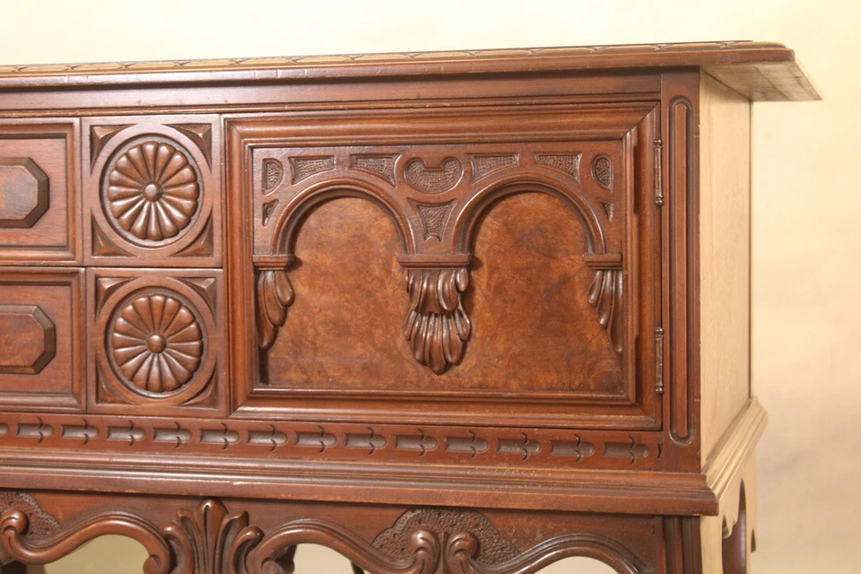 Aparador de nogal renacimiento español años 20 con caballete de hierro de Berkey & Gay Foto 4 de 4