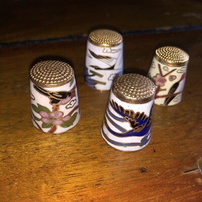 4x Cloisonné Fingerhut - mit Messing / weißer Emaille Vogel und Blumen Szene