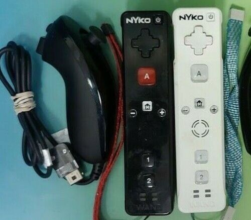 NYKO  2 Sets Nintendo Wii Remote Lot OEM Nunchuck Black White Working ! - Afbeelding 1 van 1