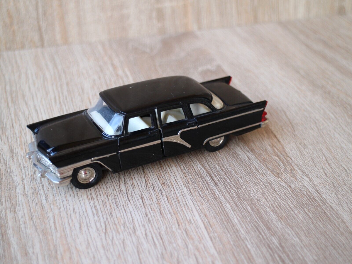 【レア】ソ連製のミニカー チャイカGAZ-13箱付き(1/43スケール) レア】ソ連製のミニカー チャイカGAZ-13箱付き(1/43スケール
