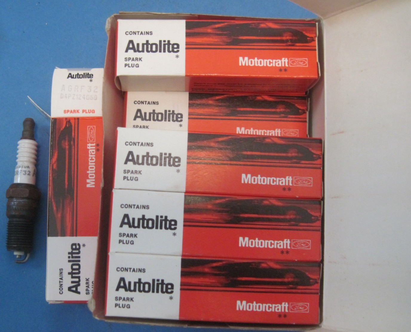 Box of 10 new old stock Motorcraft spark plugs AGRF32