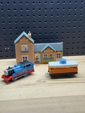 THOMAS & Friends Birthday Motorized Trackmaster Train Celebration House Cake Car