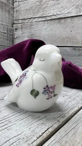 Vintage Fenton White Milk Glass Sitting Bird w/ Flowers Signed V. Ghuea? EUC🪻