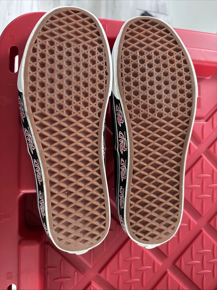 VANS Auténtico Rad Pack Negro/Rojo Hombre Talla 9.5 Ligeramente Usado con Caja Original Foto 2 de 4