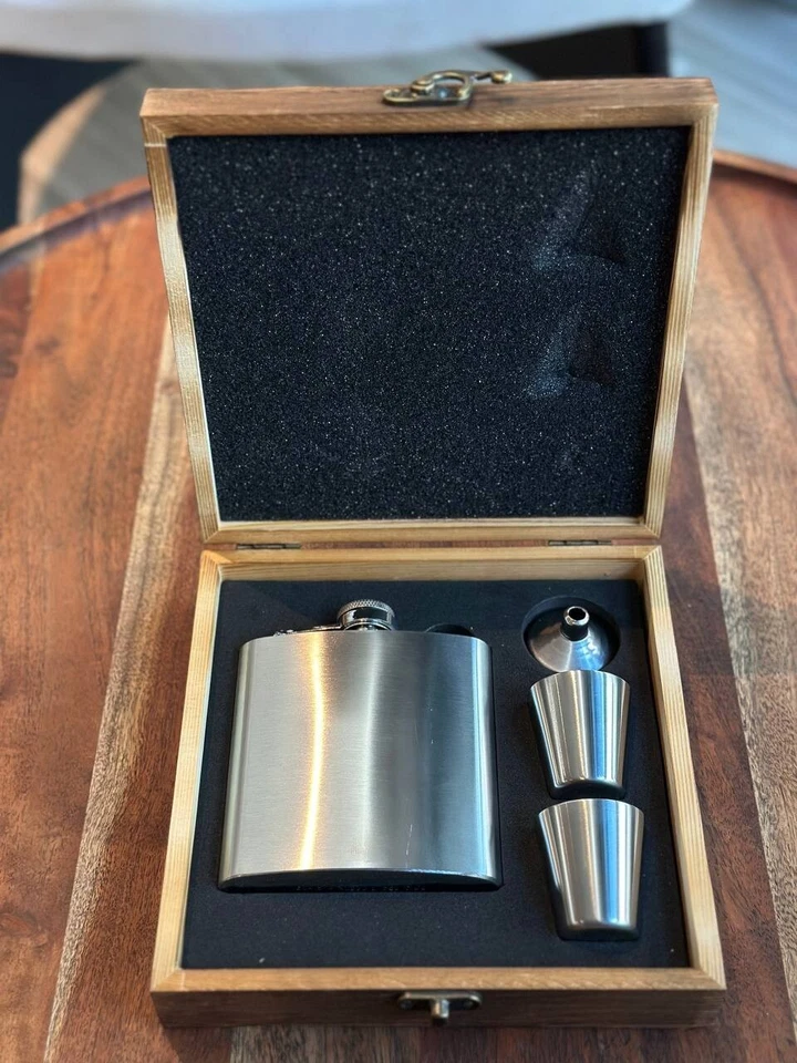 Juego de regalo frasco de whisky en caja de madera - metal de regalo de padrino y padrino de boda Foto 4 de 4
