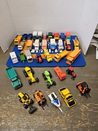 Lot 30 Trucks , Construction Cars Assortment MATCHBOX, Hotweels Maisto