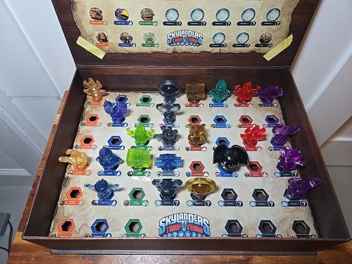 Skylanders Trap Team Crystals Collector Storage Case Box Chest & 23 Traps - Picture 2 of 10