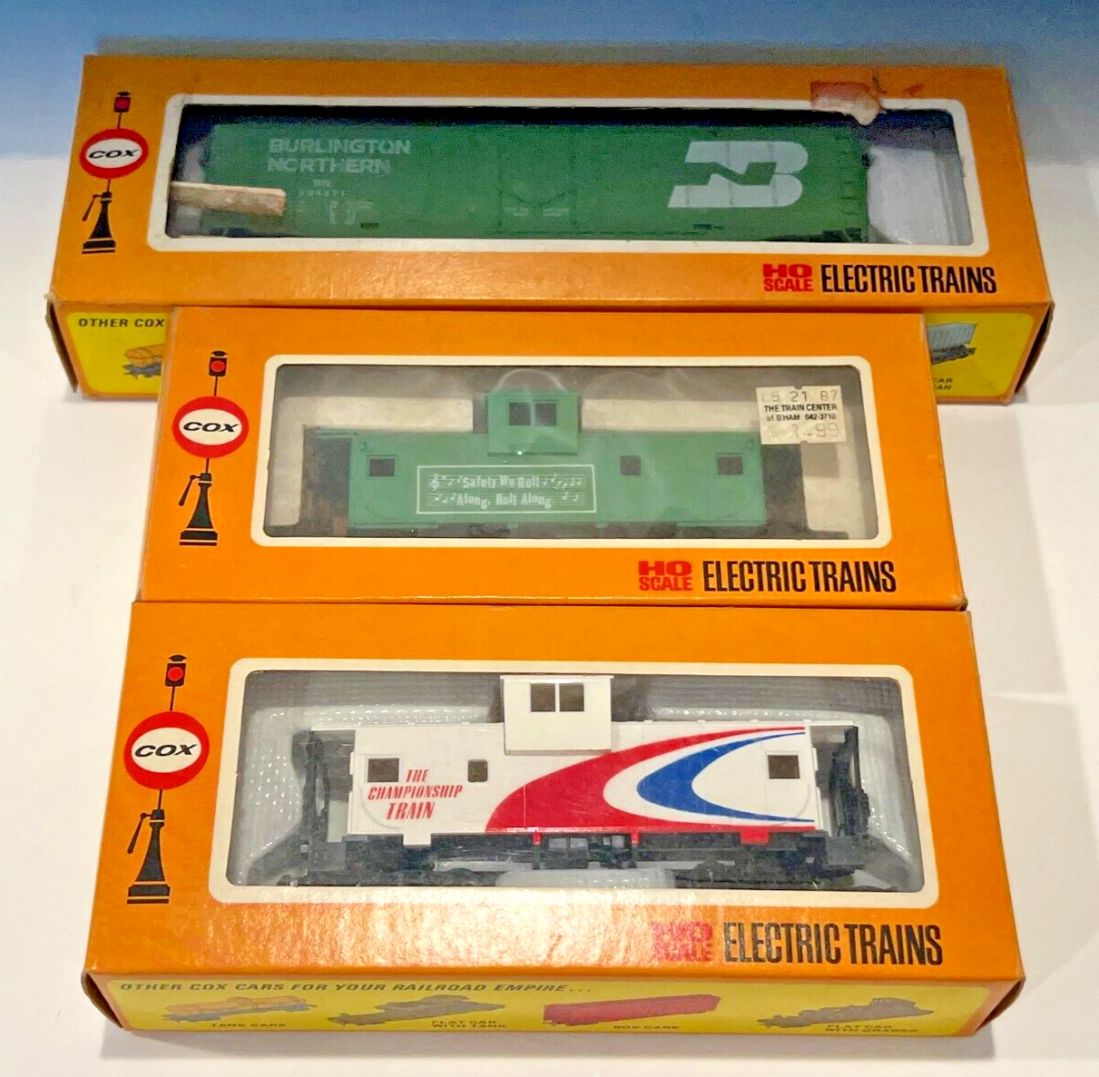 (A366) Lot of 3 Cox Ho Train Scale Burlington Northern Box Car & 2