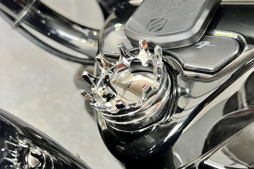 Cubierta de llave de bloqueo de horquilla 4 TODAS Harley Davidson Road King FLHR cromada corona 3D giratoria Foto 3 de 4