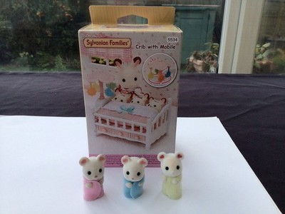 Sylvanian Families Box Kinderbett mit Mobile plus Triplett Babys Paket