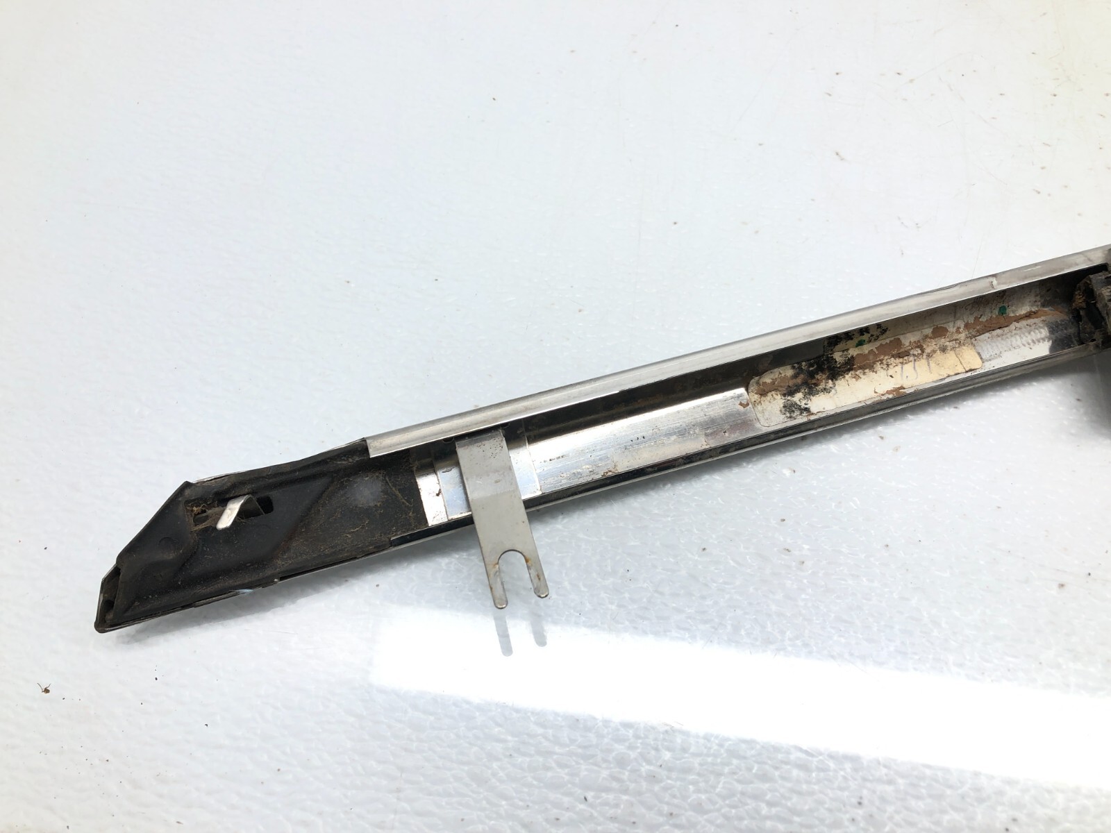 2014-2018 BENTLEY FLYING SPUR RIGHT PASS FRONT DOOR WINDOW BELT MOLDING TRIM OEM