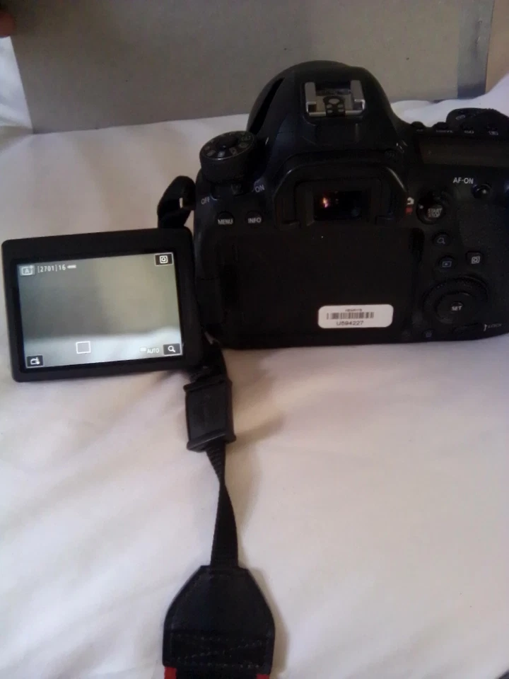 Canon EOS 6D Mark II DSLR Camera with EF 24-105mm USM Lens - WiFi Enabled - Image 2 of 3