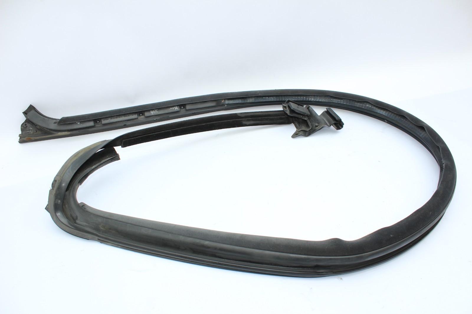 2003-2010 Bentley Continental Left Upper Door Weatherstrip Seal OEM 3W8867367