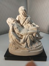 Ange assis avec des ailes en marbre reconstitué effet bronze hauteur 17 cm