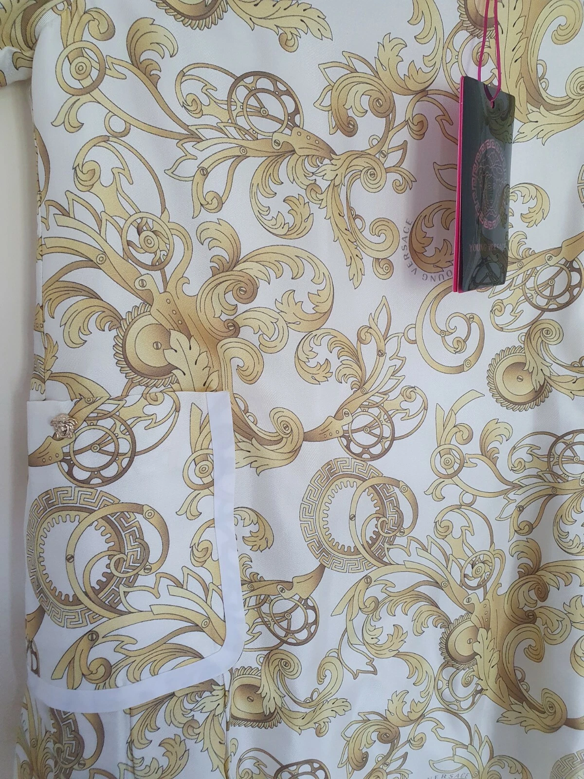 Abito in seta stampa barocca tono bianco e oro Young Versace età 6 anni prezzo consigliato £350