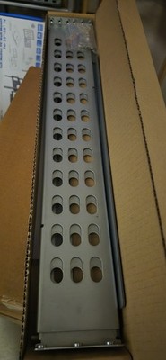 APC 0M-756H Smart-UPS Rack Schienen Rail Mounting Kit m. Schrauben Neu