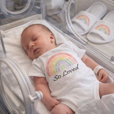 Luxus Regenbogen personalisiertes Baby Geschenkset So geliebt neu Mama Baby Geschenk