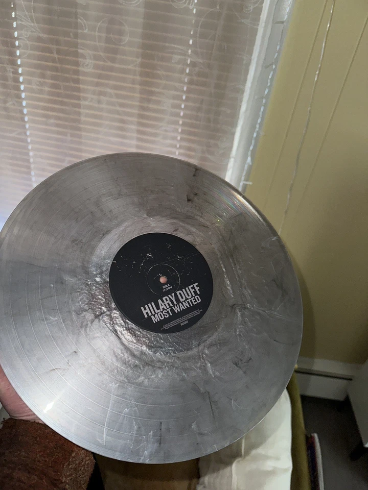 Hilary Duff Most Wanted Vinyl (Urban Outfitters Exclusive) Foto 3 de 4