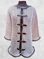 „Mittelalterliches Kettenhemd aus Aluminium – handgefertigt, rund vernietet mit