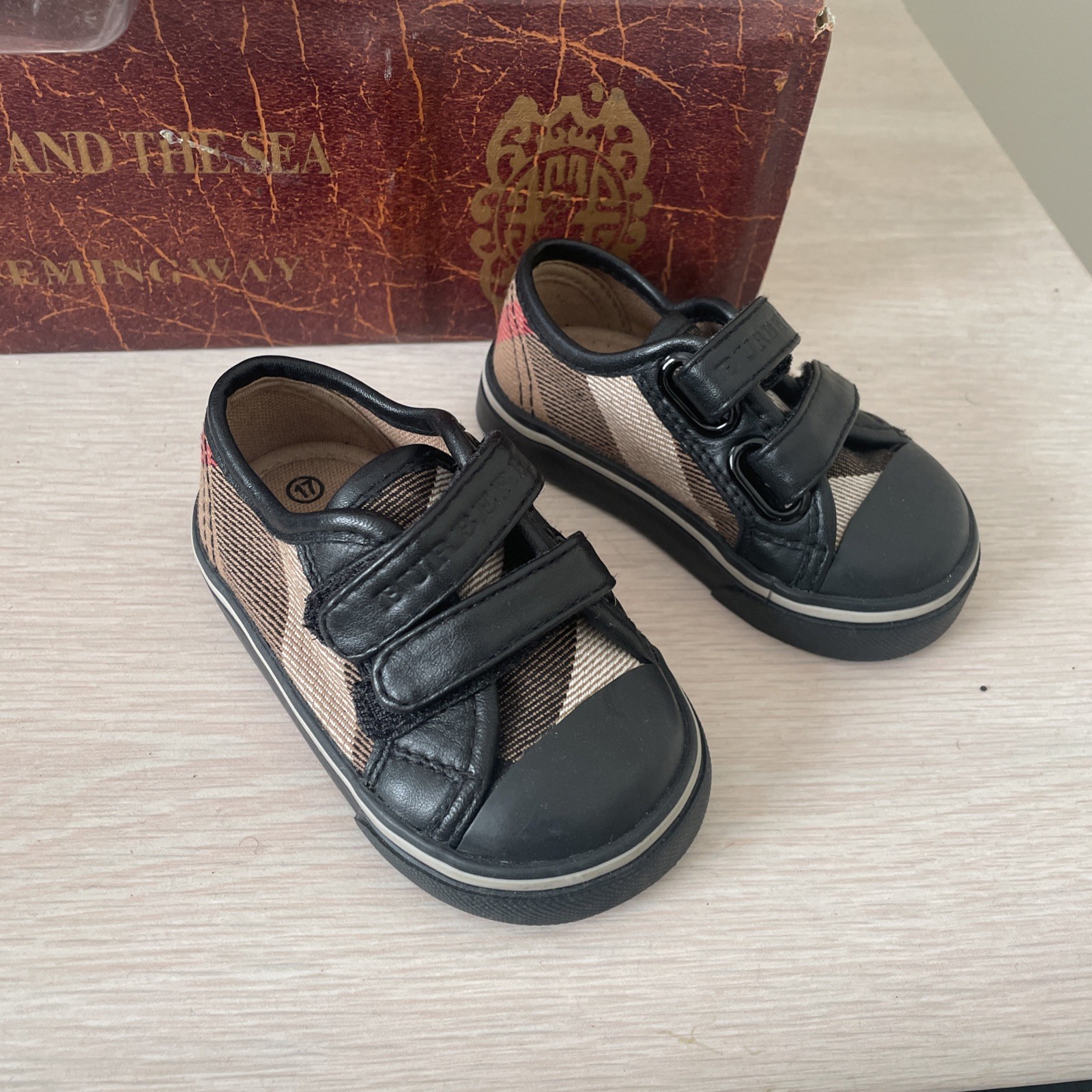 Burberry Baby Show Size 17