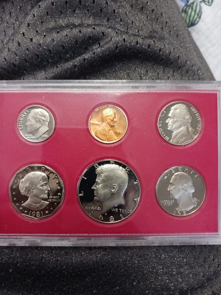 1981-S Type 2 US Mint Proof Set All 6 Coins Flat S Variety deep Cameo GEM 💎 - Image 2 of 4