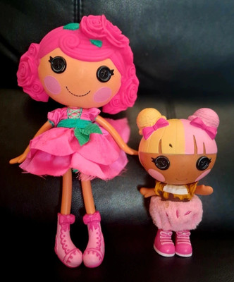 Lalaloopsy Spielpuppe Set 2 Mädchen Puppen rosa lockiges Haar Outfits & Schuhe