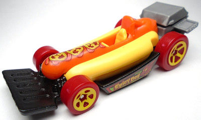 2024 HOT WHEELS FAST FOODIE STREET WIENER SPICY DOG YELLOW BLACK DIECAST 3'' CAR