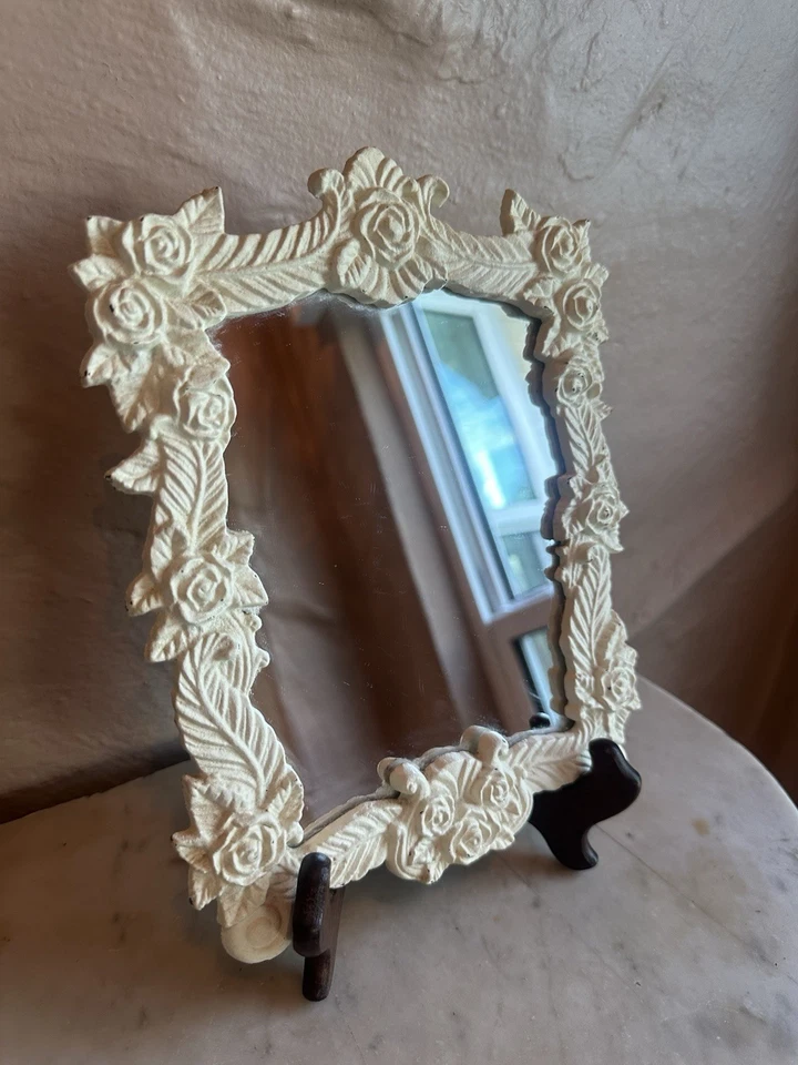 Espejo vintage con marco floral de hierro fundido blanco Foto 2 de 4