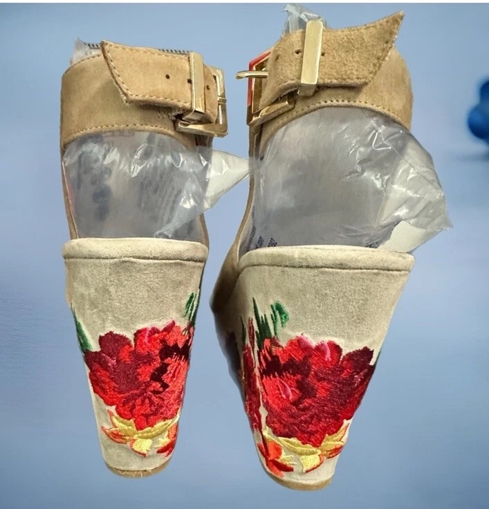 Usado en Excelente Condición Kenneth Cole New York Flor Bordada Tacones de Cuña, Talla 9.5M Foto 3 de 4