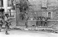WW2 WWII Photo World War Two / US Army Soldiers in Action Normandy July 1944