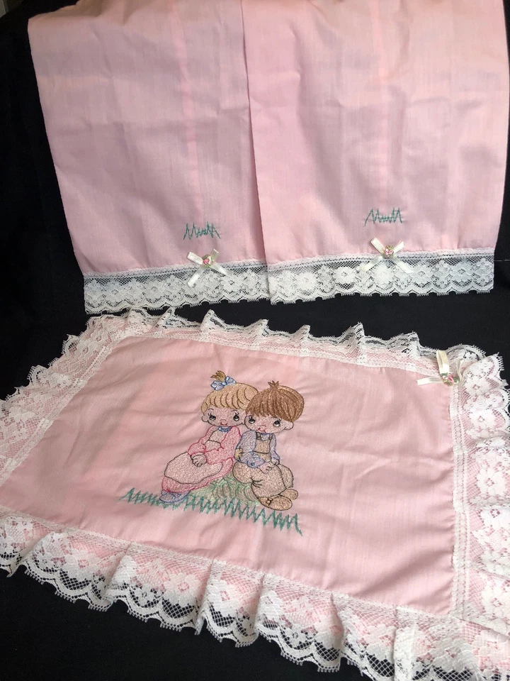 Fundas de almohada para bebé de 3 piezas “Love Is” dibujos animados muy únicas TOTALMENTE NUEVAS únicas en su clase Foto 3 de 4