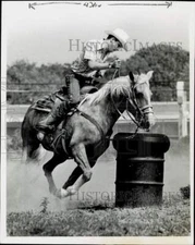 1987 Press Photo Mike Wyss barrel racing - kfa35849